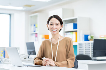 有限会社 インポートドレスmika